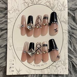 NEW Fashion Elegant Black and Nude Press-On Nails